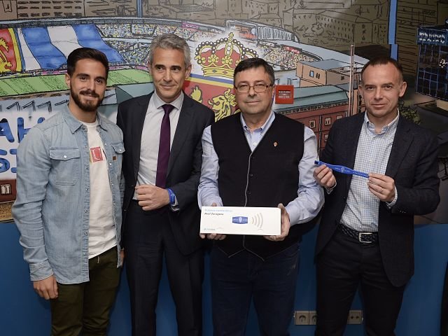 Peñas zaragocistas reciben una pulsera Visa contactless con la imagen oficial del Real Zaragoza _opt