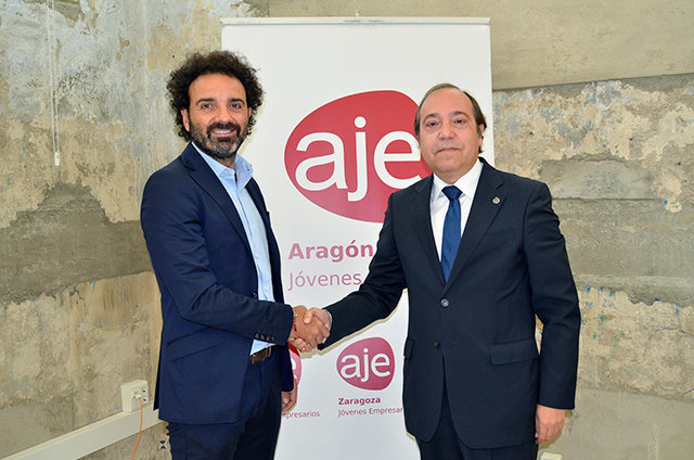 El presidente de AJE Zaragoza, Toño Becerril, y el delegado territorail de MGO, Óscar Casajús, durante la firma. Foto: AJE Aragón.