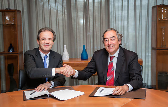 Jordi Gual y Juan Rosell durante la firma del acuerdo_opt