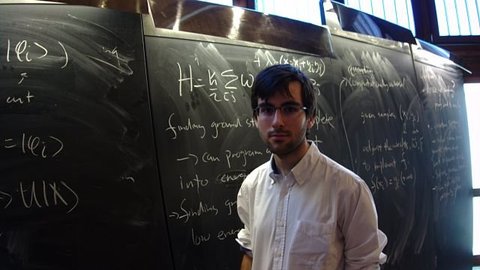 El físico y matemático aragonés Adrián Franco discute con los líderes mundiales en Computación Cuántica en el Centro de Ciencias de Benasque